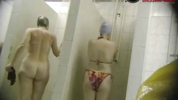 En blondine i testi par seksu strømper erstatter en saftig slids med kærlighed med en sort mand.