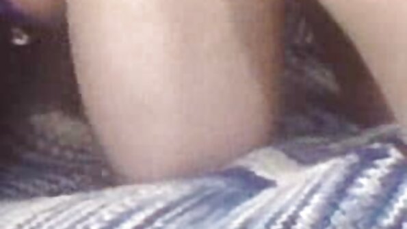 En varm brunette sutter en sekss iepazisanas sort mands penis og har sex med ham.