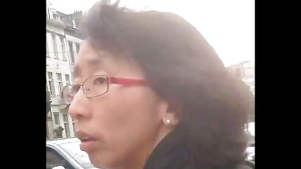 En ung pige spreder sine ben for sex med en lang penis af en hårdtarbejdende seksa sludinājumi neger.
