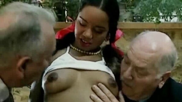 Russisk seksa sludinājumi ung blondine efter et blowjob spreder sine ben for hjemmesex med sin kæreste.