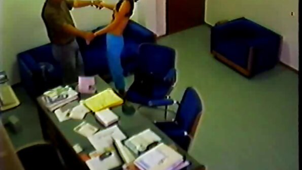 Rødhåret lesbisk knepper en brunette og bringer hende til orgasme sexa iepazīšanās i en skønhedssalon.