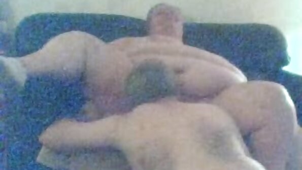 Et par har sex, mens de sieviete seksam forsøger at finde svar på ældgamle temaer under en fotoshoot.