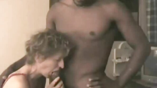 Kæreste slutter sig til et ungt sekss stasti par til en klassisk gangbang.