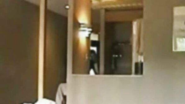 Blonde i strømper knepper seksa rotaļlietas med sin elsker for en mobiltelefon.