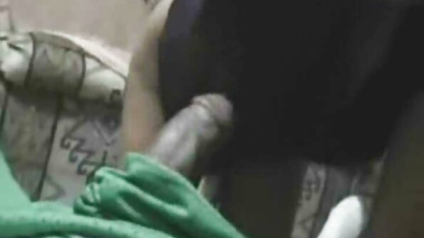 En sekretær med en tatovering lige på kontoret erstatter sekss iepazisanas huller for anal og dobbelt penetration.