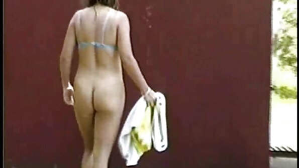 Tatoveret brunette og hendes veninde seksa sludinajumi har sex på sengen.