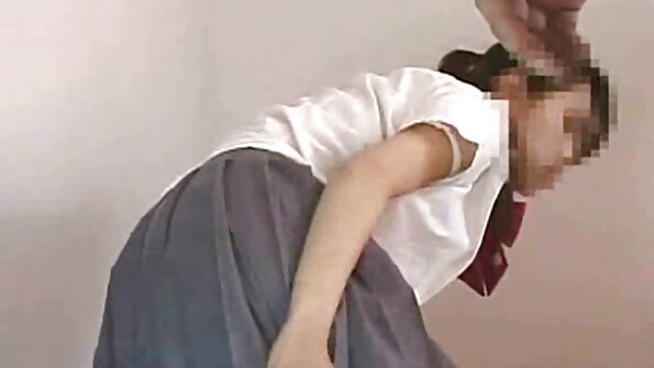 Brunette pisket med analais sekss sin elskede veninde i pauserummet.