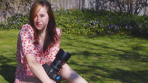 Ven knepper seksa rotaļlietas den blonde Emma Hicks i forskellige stillinger ved en picnic.