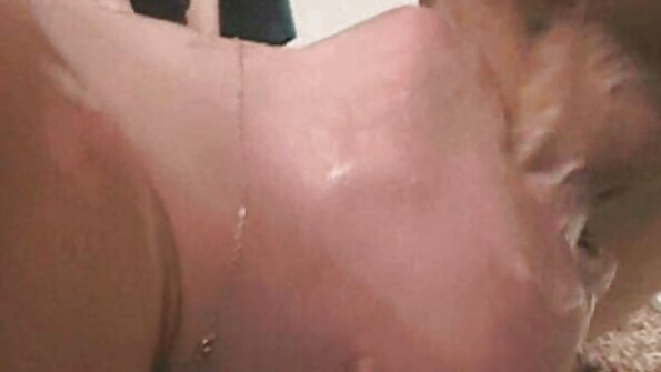 Blonde mor forførte sexa sludinajumi krøllet fyr til ægte sex på videokamera.