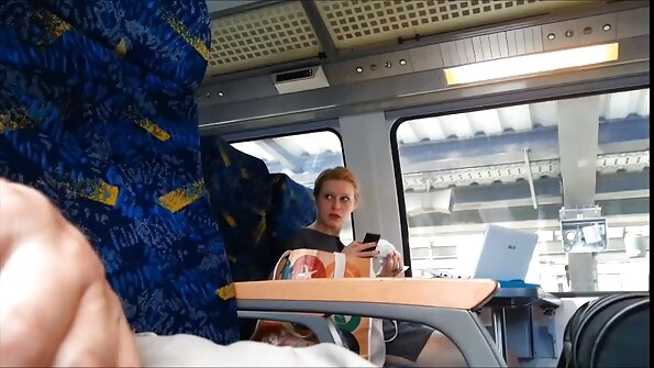 Mor blondine stāsti par seksu erstatter et stramt hul med kærlighed.