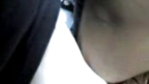 Efter et blowjob lagde brunetten sig på ryggen og fik hende til at sekss stāsti slikke sin skede.