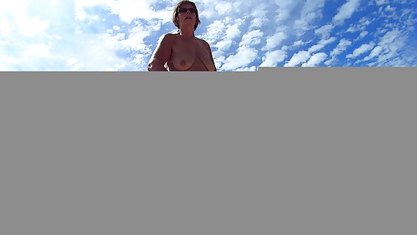 Tatoveret brunette seksa stasti intim i sauna lader fyr kneppe sit hul.