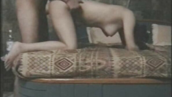 Tre seksa sludinājumi lesbiske elsker interracial sex og knepper hinanden med stropper.