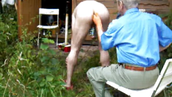 Brunetten havde sex med sin mand i en usædvanlig stilling og seksa sludinājumi blev færdig med at ride på en pik.