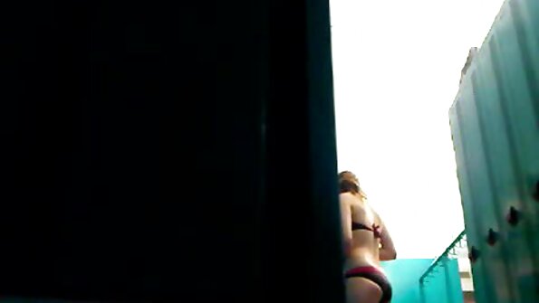 To unge piger på sengen gav fyren gruppeporno med et seksa sludinajumi blowjob.