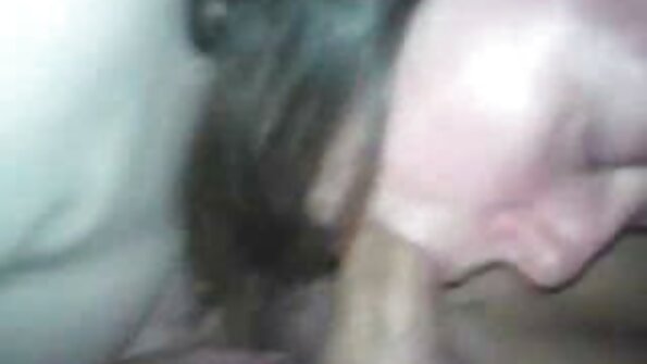 En jock knepper en brunette i en appetitlig fisse og har hende i en stor sexa stasti mund.