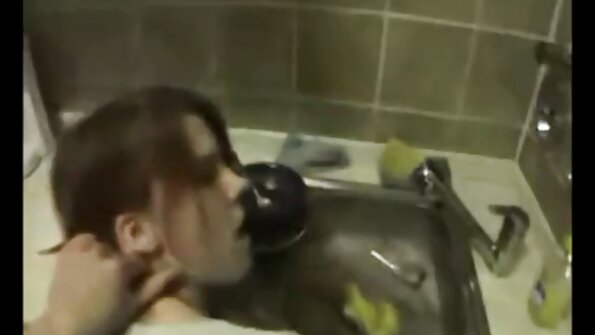 Pigen lavede sekss pa telefonu et blowjob og skubber bollerne til dyb anal i forskellige stillinger.