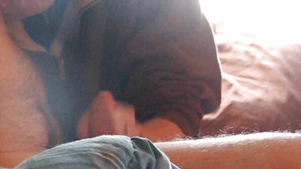 En sort mand med en lang pik giver en skønhed i høje sekss iepazisanas hæle en dyb anal og orgasme.