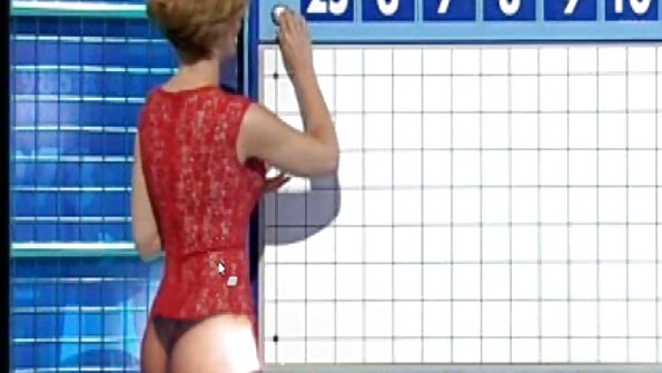 Russisk pige lavede først seksa sludinajumi et blowjob og spreder derefter sine ben for hjemmesex.