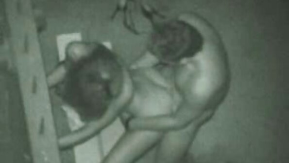 Tatoveret brunette med store bryster sekss pa telefonu giver huller til dobbelt penetration.