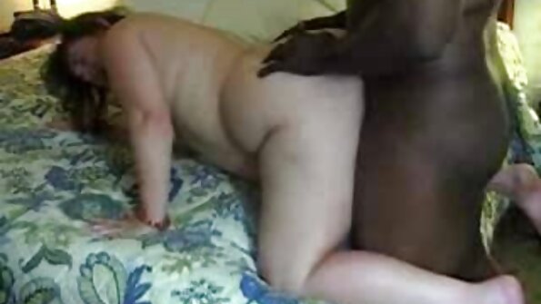 En tyk blondine spreder sine ben for vaginal sex med en partner. seksa cats