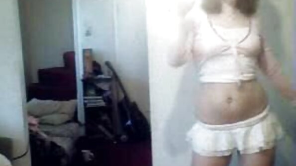 Brunette i strømper viste evnen til tehnike seksa at give et blowjob og kneppe i forskellige stillinger.